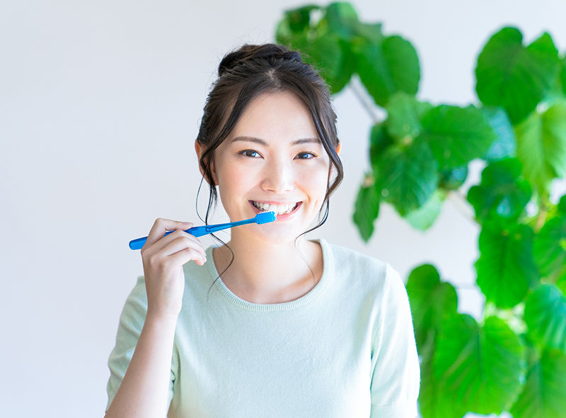 鏡を持っている女性の写真を歯磨きへ変更